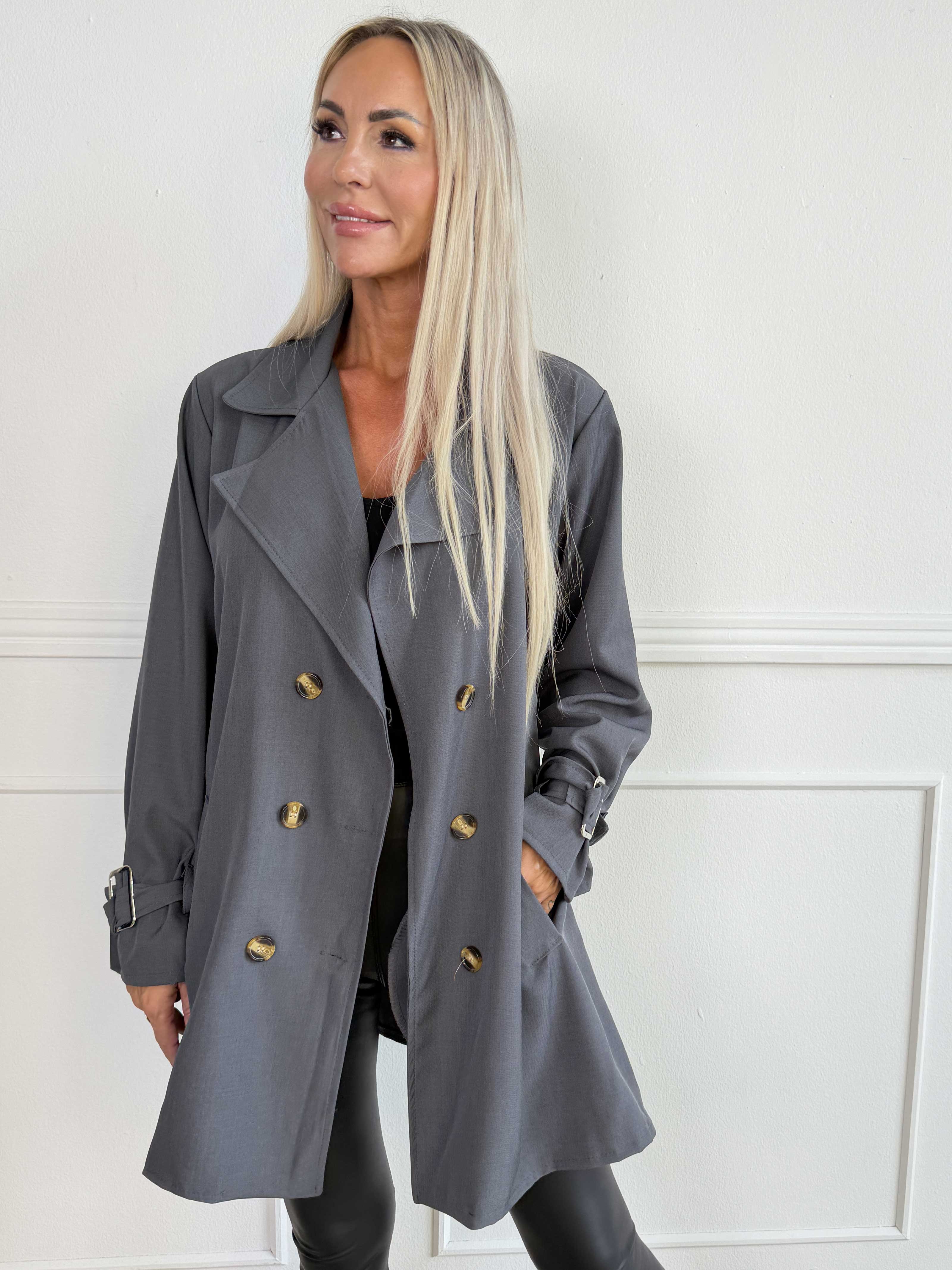 Sharpay Short 2.0 - Kort let plus size trenchcoat med bindebånd